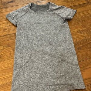 Lululemon size 4 Grey swiflty tech